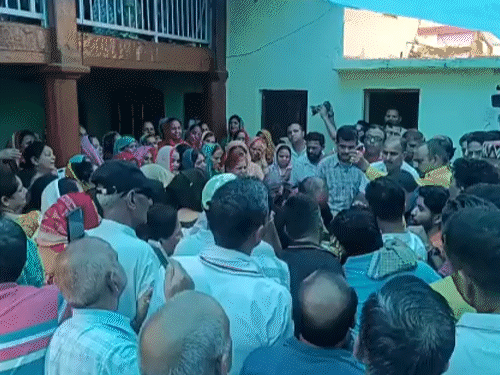 आदित्य शर्मा के घर पर उमड़ी भीड़।