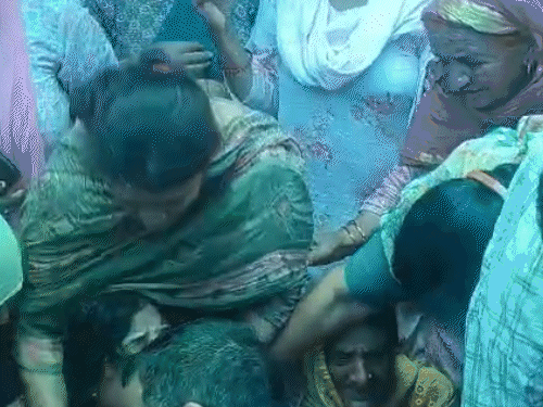 बेटे आदित्य की पार्थिव देह देखकर बेसुध हुई मां को सांत्वना देते रिश्तेदार।