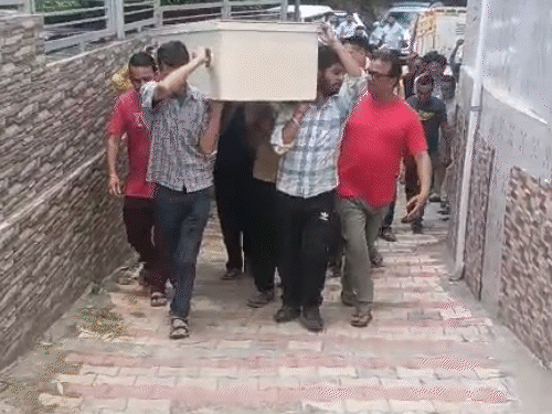 आदित्य शर्मा की पार्थिव देह को शमशानघाट ले जाते हुए स्थानीय लोग।