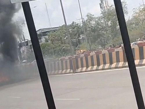 आग की सूचना मिलते ही फायर ब्रिगेड और पुलिस मौके पर पहुंच गई।