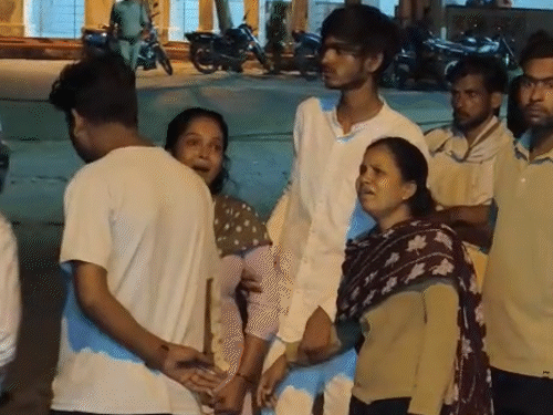 घटना की जानकारी मिलने पर परिजन अस्पताल पहुंचे.