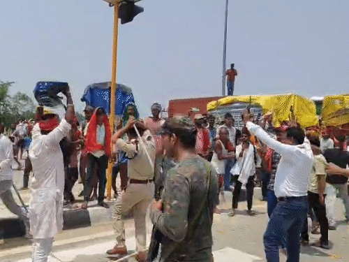 पुलिस ने लाठीचार्ज कर बक्सर-आरा फोरलेन को खाली कराया।