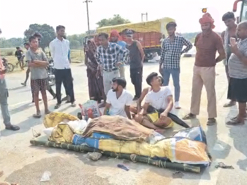 एनकाउंटर में मारे गए भरत तिवारी का शव रखकर गांव वालों ने सड़क जाम कर दिया।