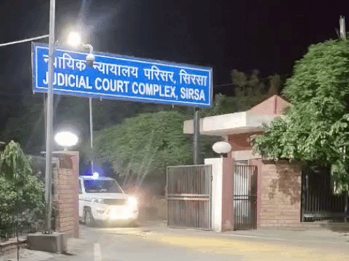 सिरसा कोर्ट में पेशी के दौरान पुलिस की गाड़ी बाहर आते हुए