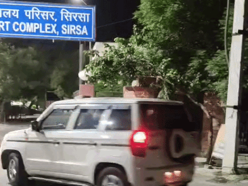कोर्ट में पेशी के दौरान अंदर जाते हुए पुलिस वैन
