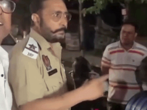 मौके पर बहसबाजी होते हुए।