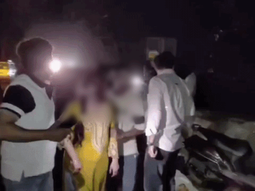 राहगीर घायलों की मदद कर रहे हैं और कई लोग सड़क पर बेहोश मिले हैं।