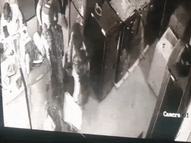 मोबाइल फोन एक लड़की ने उठाया.