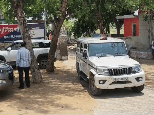 गुजरानी पुलिस चौकी के बाहर मौजूद अधिकारियों की गाड़ियां।