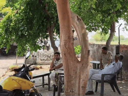 गुजरानी चौकी में मौजूद विजिलेंस टीम सदस्य व अन्य पुलिसकर्मी।
