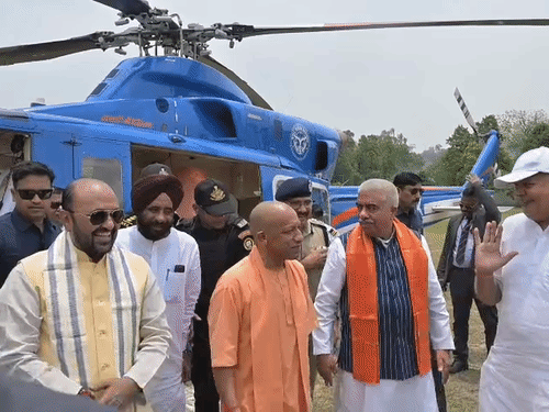 CSA के हेलीपैड पर जनप्रतिनिधियों ने सीएम योगी का स्वातगत किया।