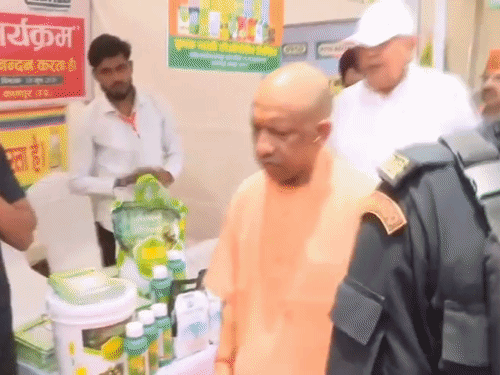 मुख्यमंत्री ने किसानों के उत्पाद के लगे स्टॉल का मुआयना किया। कई प्रोडक्ट के बारे में जानकारी ली।