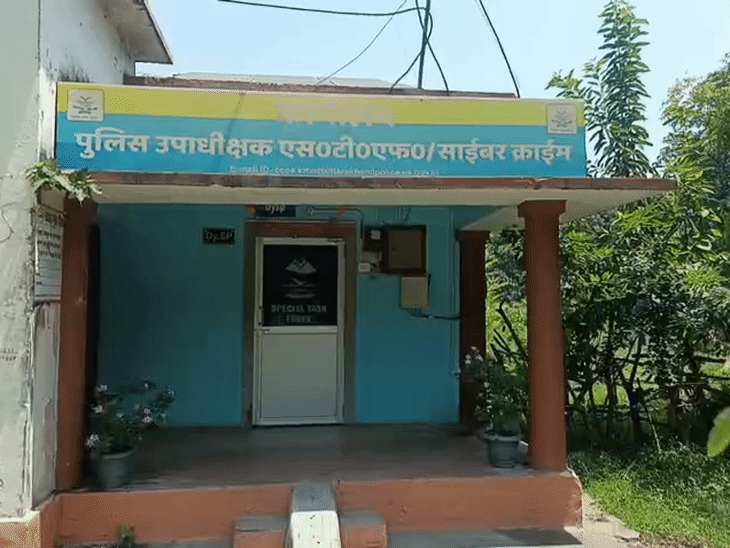 किसी भी संदिग्ध या देश विरोधी गतिविधियों की जानकारी मिलने पर तुरंत पुलिस या एसटीएफ को सूचित करने की अपील की गई है