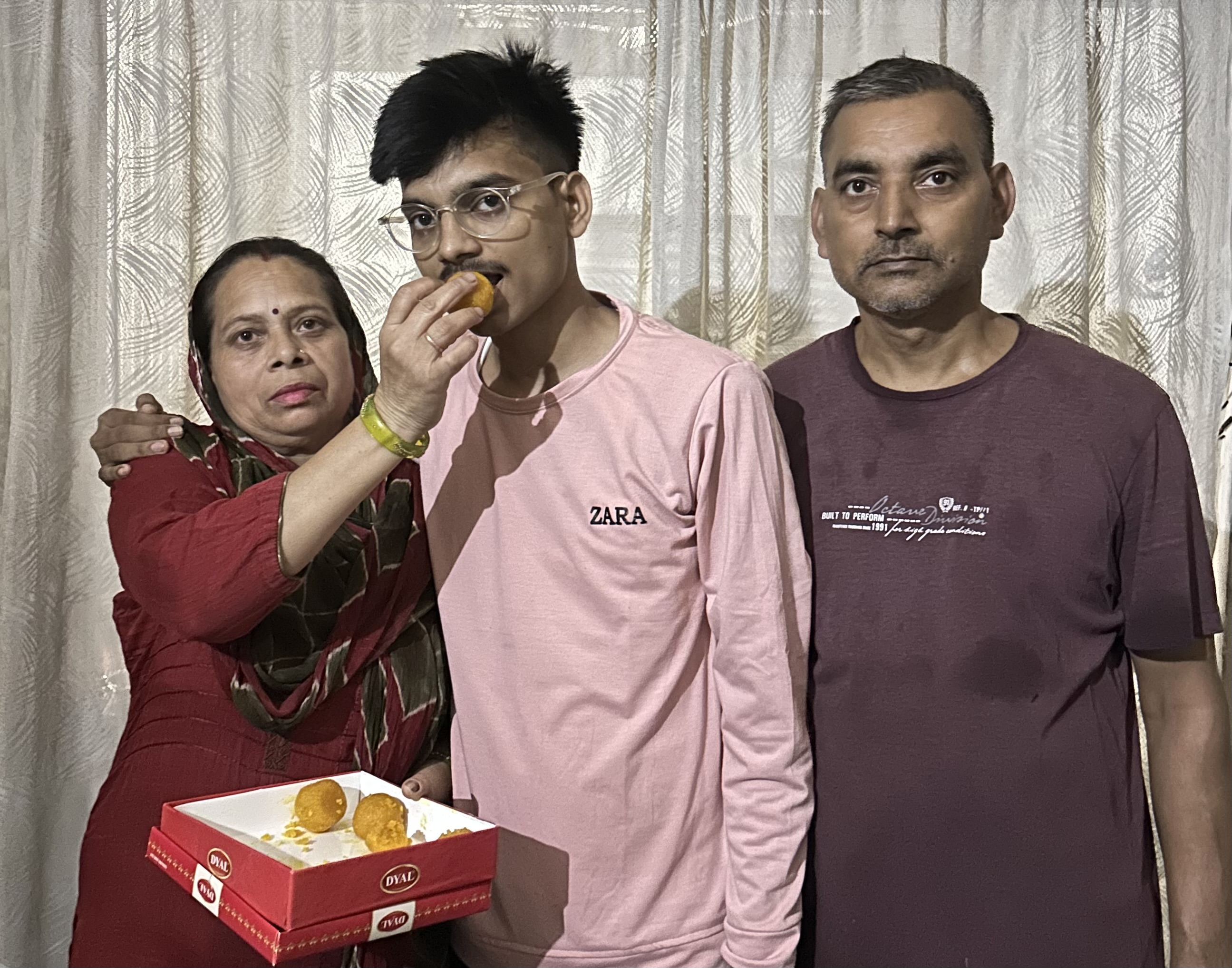 रिंकू का मुँह मीठा करवाते हुए रिंकू की माता