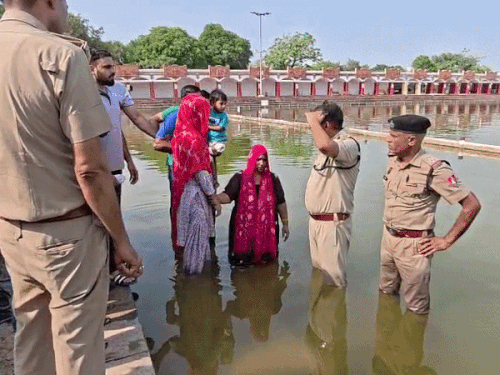 16 जून को दूसरे पक्ष ने ब्रह्मसरोवर में डूबकर सुसाइड की कोशिश की, पुलिस ने मौके पर पहुंचकर उन्हें बचा लिया।