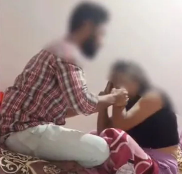 सोशल मीडिया पर वायरल वीडियो से लिया गया स्क्रीनसॉट, जिसमें आरोपी अय्याज और पीड़ित दिखाई दे रहे हैं।
