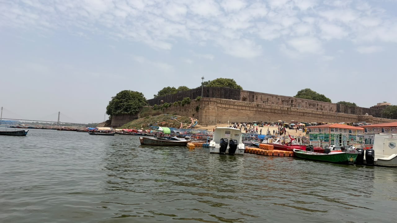 सुबह से तेज धूप निकलने से संगम घाट पर सन्नाटा छाया हुआ है।