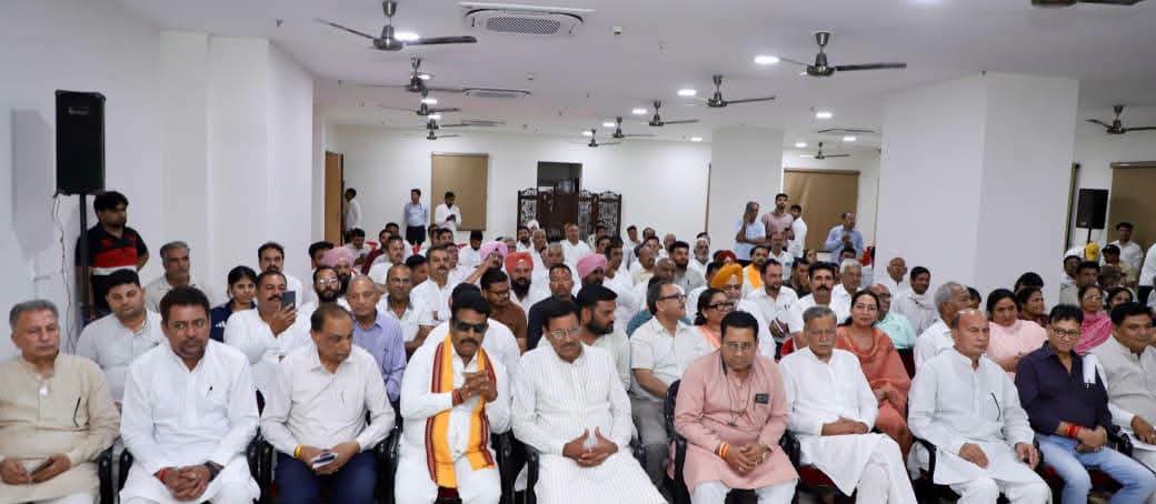 मीटिंग में मौजूद भाजपा नेता व वर्कर व चेयरमैन वीर शांति स्वरूप