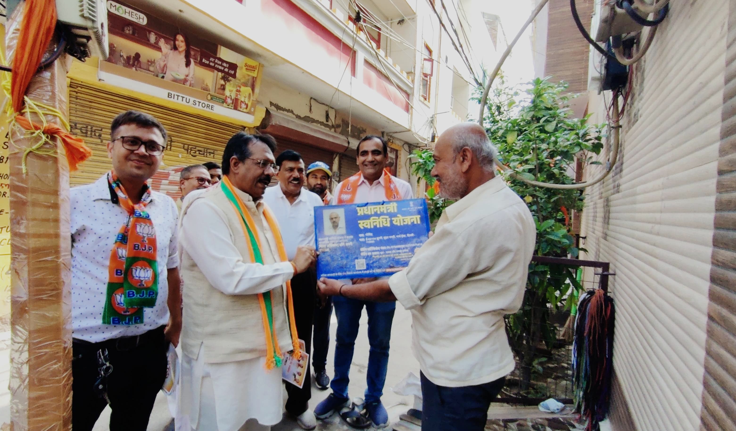 शाहदरा में जनसंपर्क अभियान के दौरान पीएम स्वनिधि योजना की जानकारी देते भाजपा नेता।