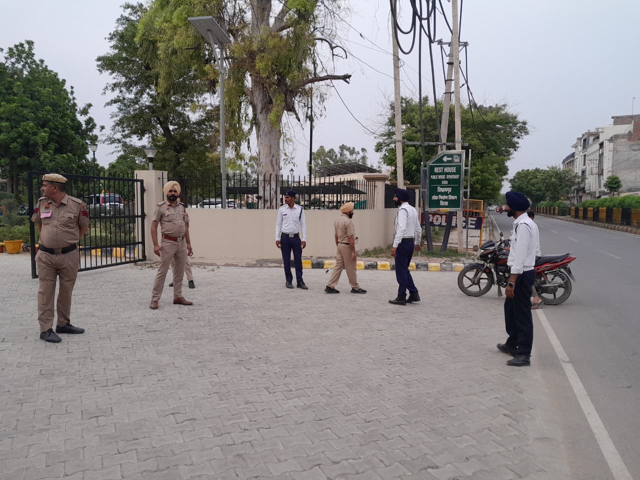 पीडब्ल्यूडी रेस्ट हाउस के बाहर तैनात पुलिस