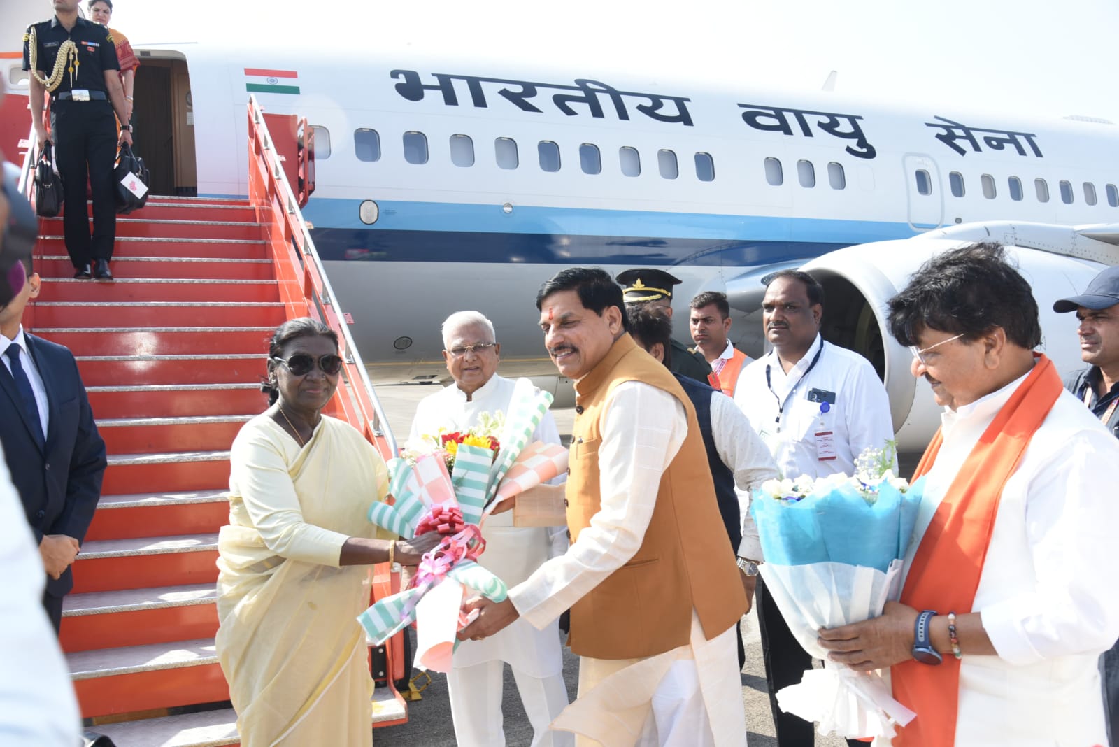 राष्ट्रपति का स्वागत करते मुख्यमंत्री डॉ. मोहन यादव.