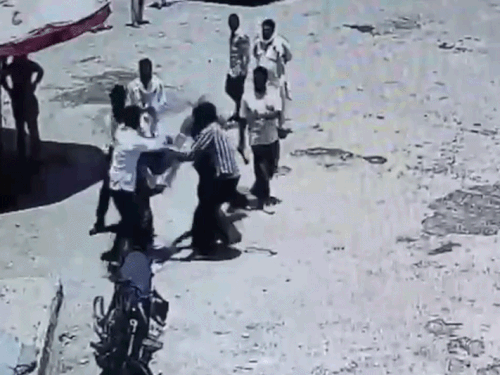 बस स्टैंड में झगड़ा करते हुए युवक।