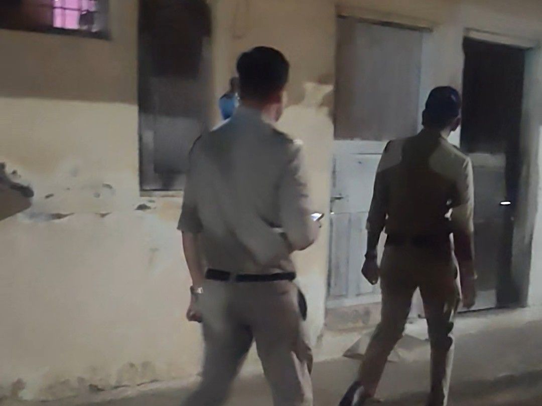 पुलिस को वह किराये का मकान मिला, जहां महिला और आरोपी रह रहे थे, वहां ताला लगा हुआ था।