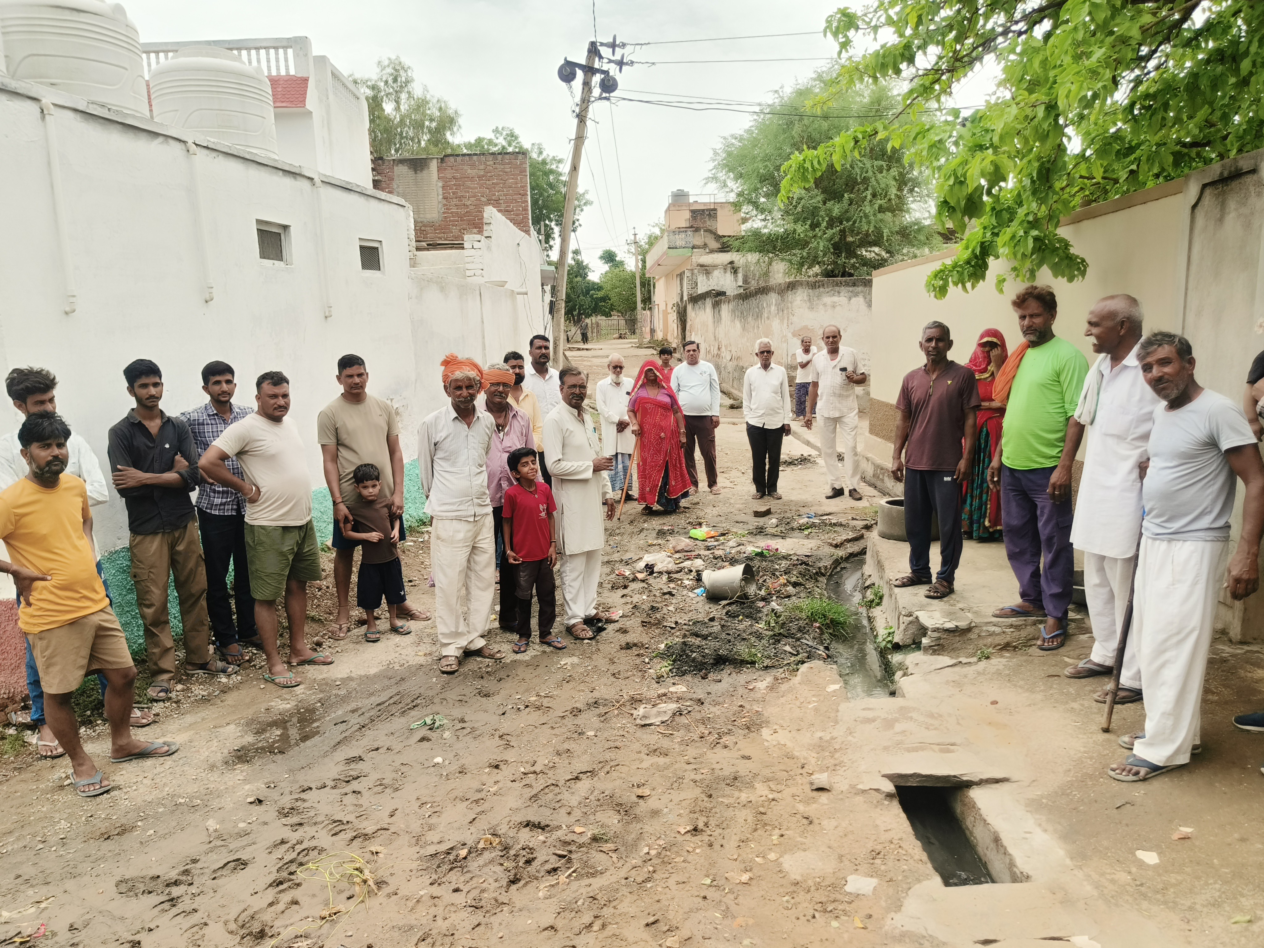गलियों में कचरे के ढेर लगने से लोगों में नाराजगी है।