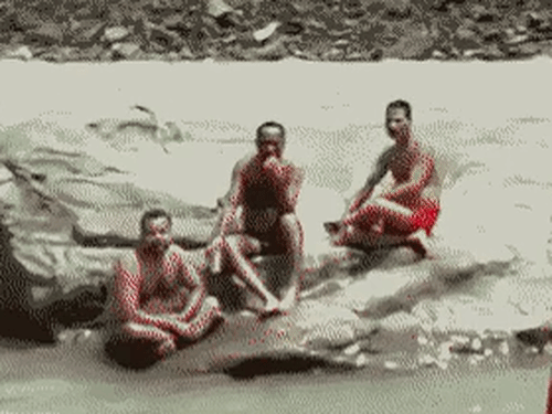 गंगा नदी के बीच में शराब की बोतलें लेकर बैठे युवक।