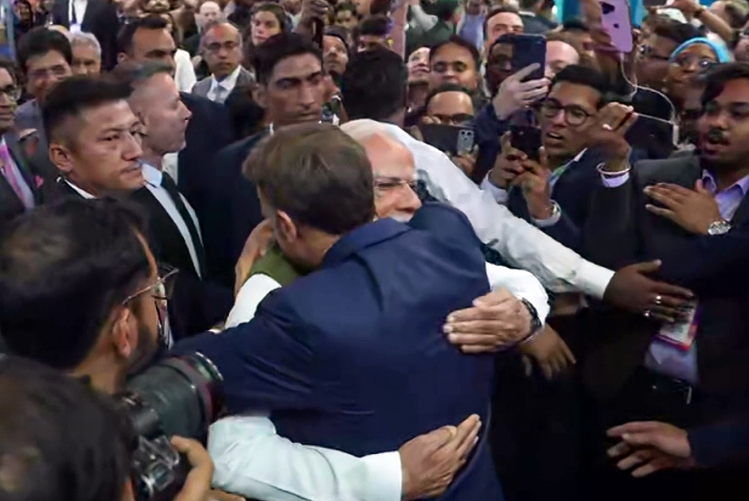 पेरिस में विवाटेक कार्यक्रम में पीएम मोदी और फ्रांस के राष्ट्रपति गले मिले।