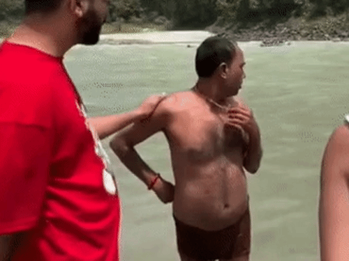 स्थानीय लोगों ने गंगा की पवित्रता का हवाला देकर समझाया.