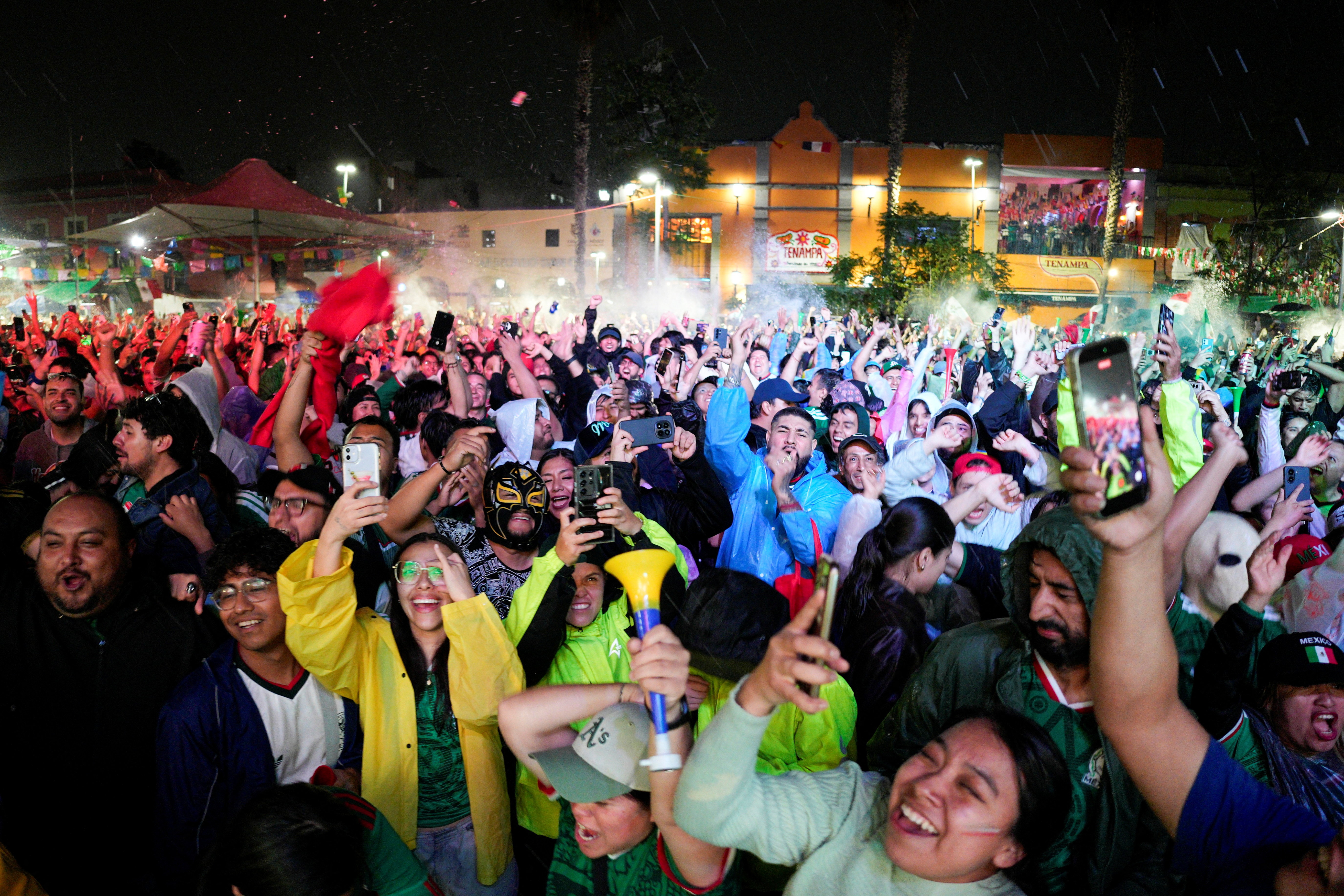 लाखों फैंस मैक्सिको सिटी की सड़कों पर उतर आए।