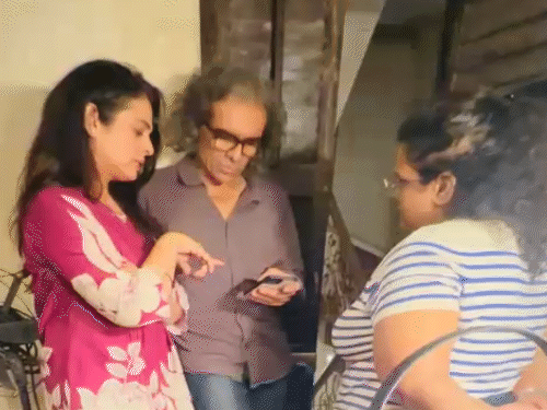 ছবির শুটিং চলাকালে পরিচালক ইমতিয়াজের সঙ্গে দৃশ্য নিয়ে আলোচনা করছেন অঞ্জনা সুখনি।