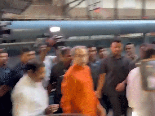 शिवसेना (UBT) प्रमुख उद्धव ठाकरे पार्टी के स्थापना दिवस कार्यक्रम के लिए षणमुखानंद हॉल पहुंचे।