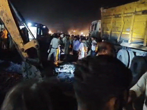 हाइड्रा मशीन की सहायता से ट्रेलर को हटाकर दोनों शवों को बाहर निकाला गया।