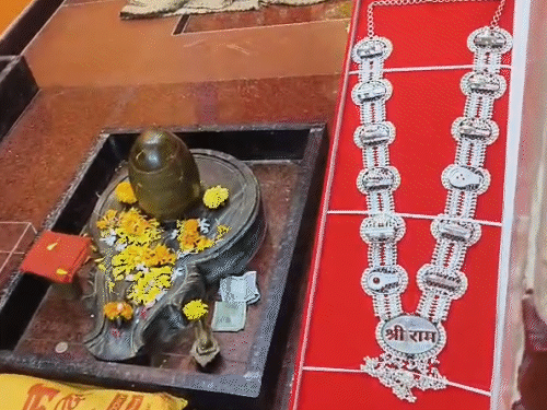 महंतांच्या आश्रमात शिवलिंगाजवळ हार आणि चरण पादुका ठेवून त्यांची पूजा करण्यात आली होती. नंतर ते दान करण्यात आले. हे त्यावेळचे फोटो आहेत.