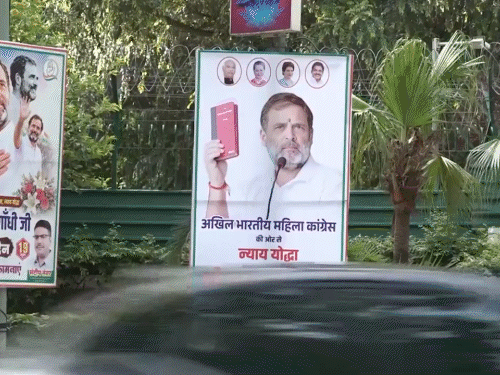 कांग्रेस मुख्यालय के बाहर लगे पोस्टर्स।