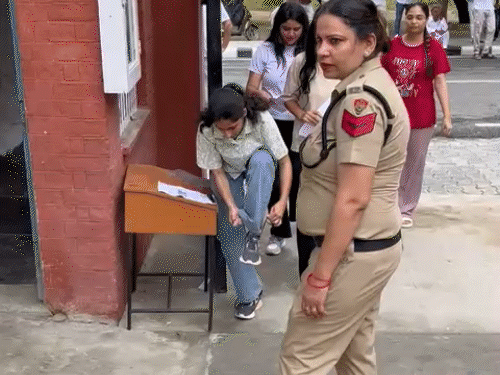 हिसार में परीक्षा केंद्रों के बाहर जांच करती पुलिस। फाइल फोटो