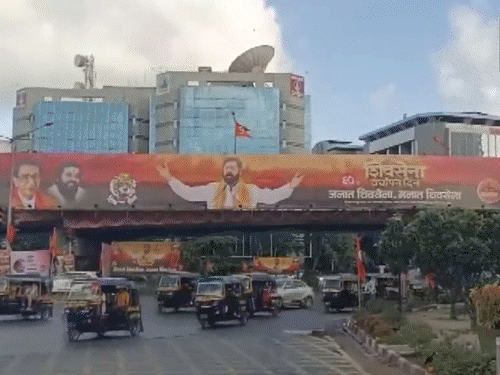 शिवसेना स्थापना दिवस को लेकर दोनों गुटों के पोस्टर्स लगे है। - Dainik Bhaskar