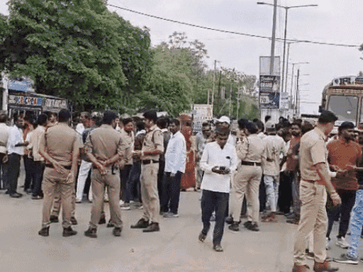 परिजनों ने कार्रवाई की मांग को लेकर सड़क भी जाम कर दी थी।
