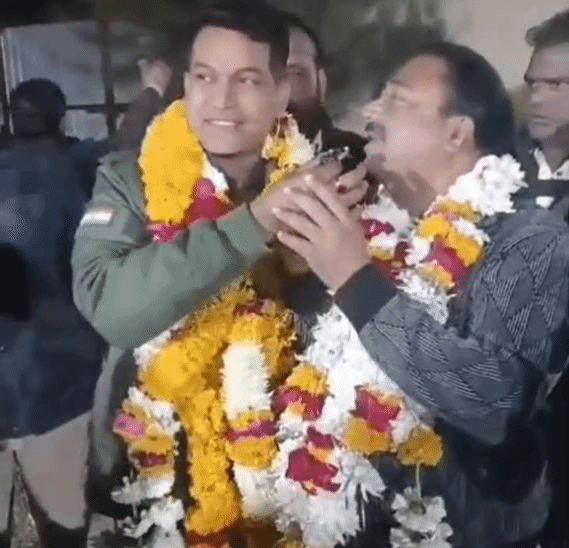 पप्पू की बर्थडे पार्टी में पुलिसकर्मी भी मौजूद थे.