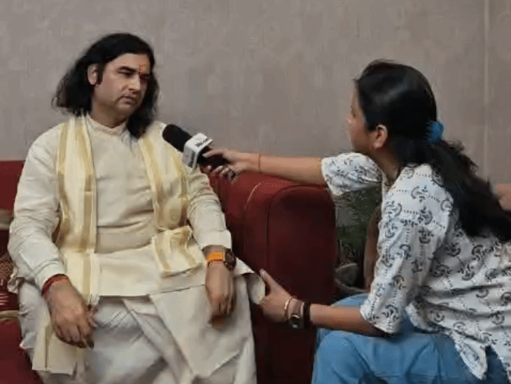देवकीनंदन ने कहा- युवाओं को उनका हक मिलना चाहिए.
