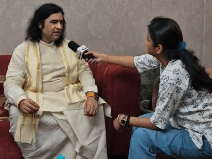 देवकीनंदन ने कहा- मैं किसी पार्टी का नहीं हूं और न ही वकालत करता हूं.
