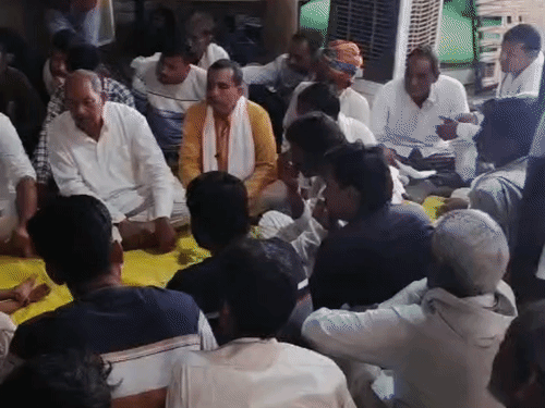 घर के अंदर हॉल में रिश्तेदार बैठे हुए थे।