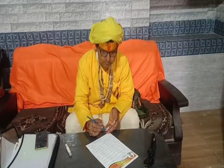 दिनेश शर्मा पर अपने गुर्गों के माध्यम से धमकी देने का आरोप लगाया है