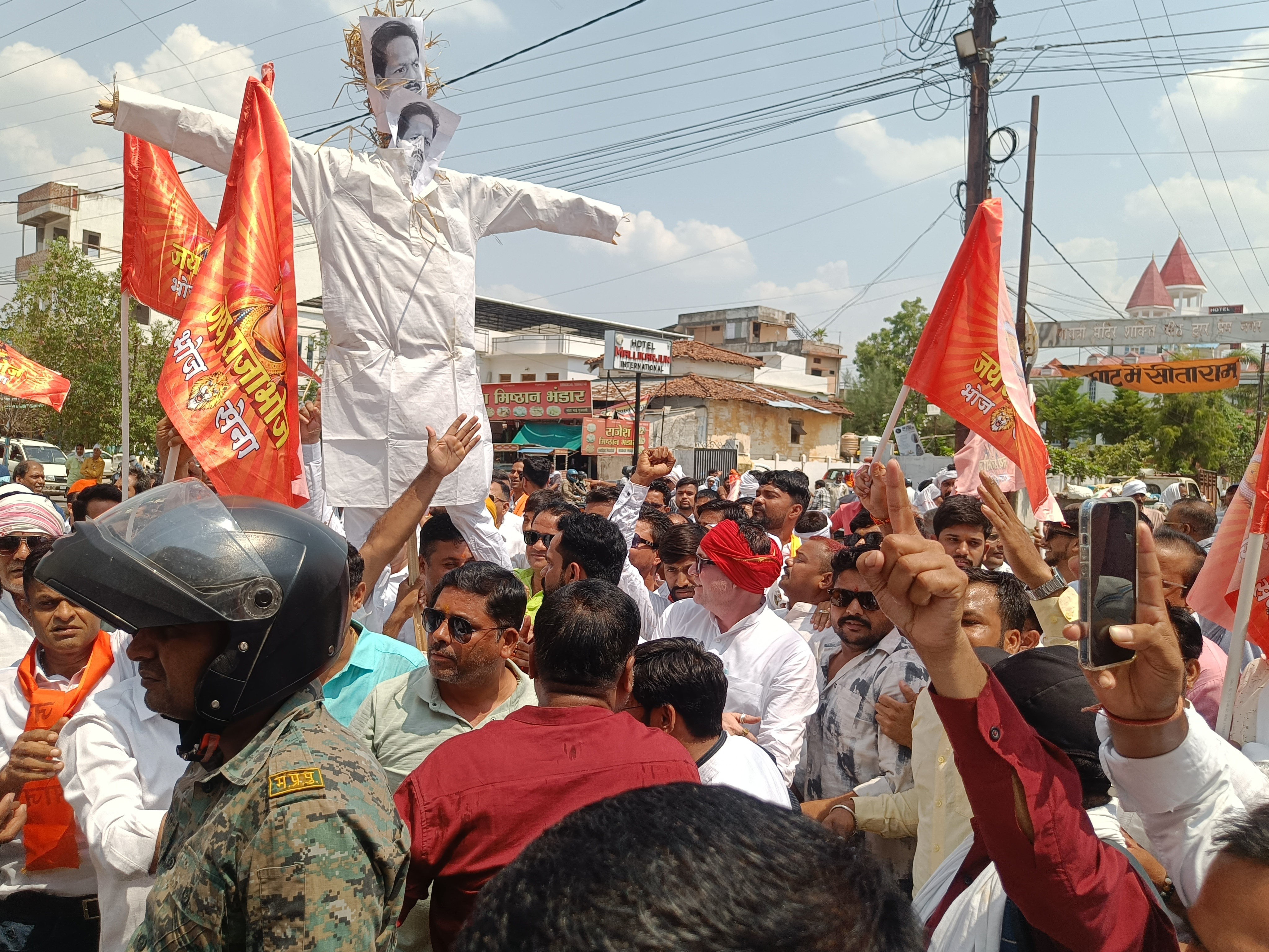 पंवार समाजजन लेकर पहुंचे पुतला।
