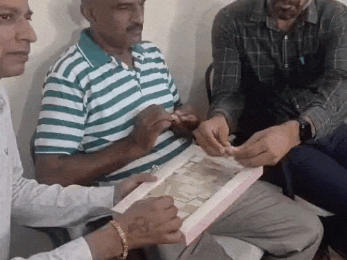 लॉटरी जीतने वाला ड्राइवर चंडीगढ़ पहुंचने पर बातचीत करते हुए। - Dainik Bhaskar