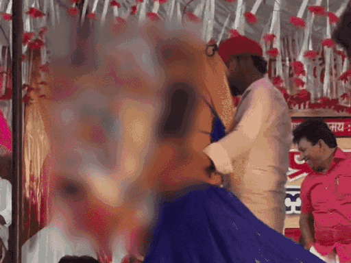 3 जून को एक स्टेज परफॉर्मेंस के दौरान युवक ने डांसर की कमर छुई थी।