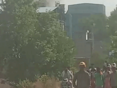 फायर ब्रिगेड मौके पर पहुंची।