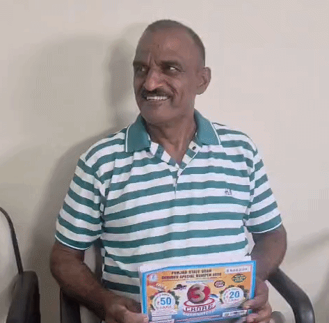 कल्याण चंद लॉटरी दिखाते हुए।